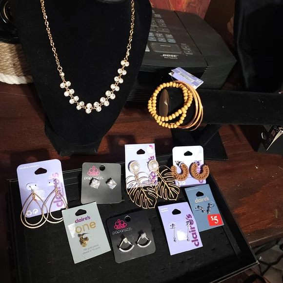 Elegant Jewelry Collection with Gold and Pearl Accents - Picture 5 of 5